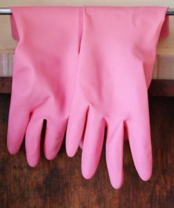 Розовые резиновые перчатки