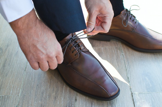 Избавляемся от запаха в обуви: причины появления и лучшие методы устранения