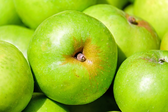 Зеленные спелые яблоки