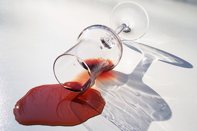 Топ-18 способов отстирать пятна от красного вина в домашних условиях быстро и эффективно