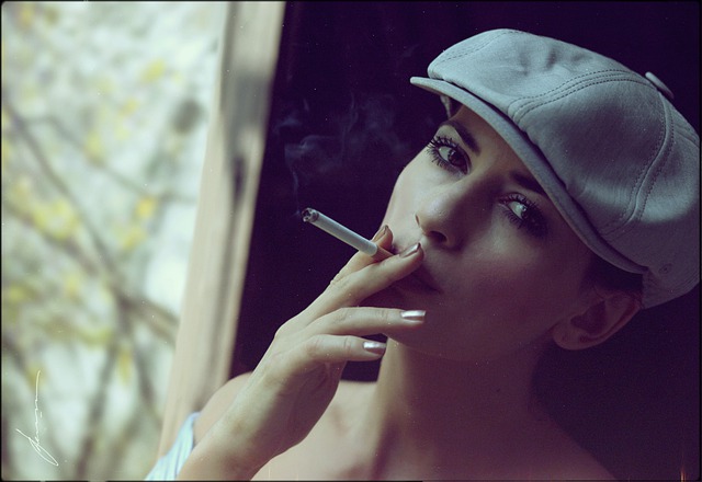 Девушка в киппи с сигаретой