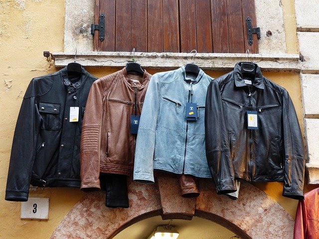 Кожаные куртки на фоне стены