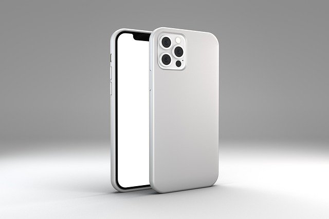 Iphone 12 в белом силиконом чехле
