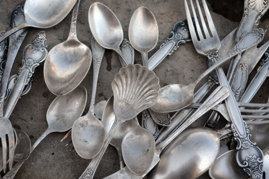 Раскрываем секреты легкой очистки посуды из мельхиора, 16 отличных народных способов и 6 специальных средств