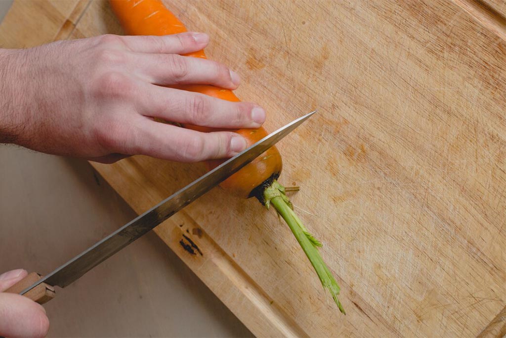 нарезка моркови на дощечке
