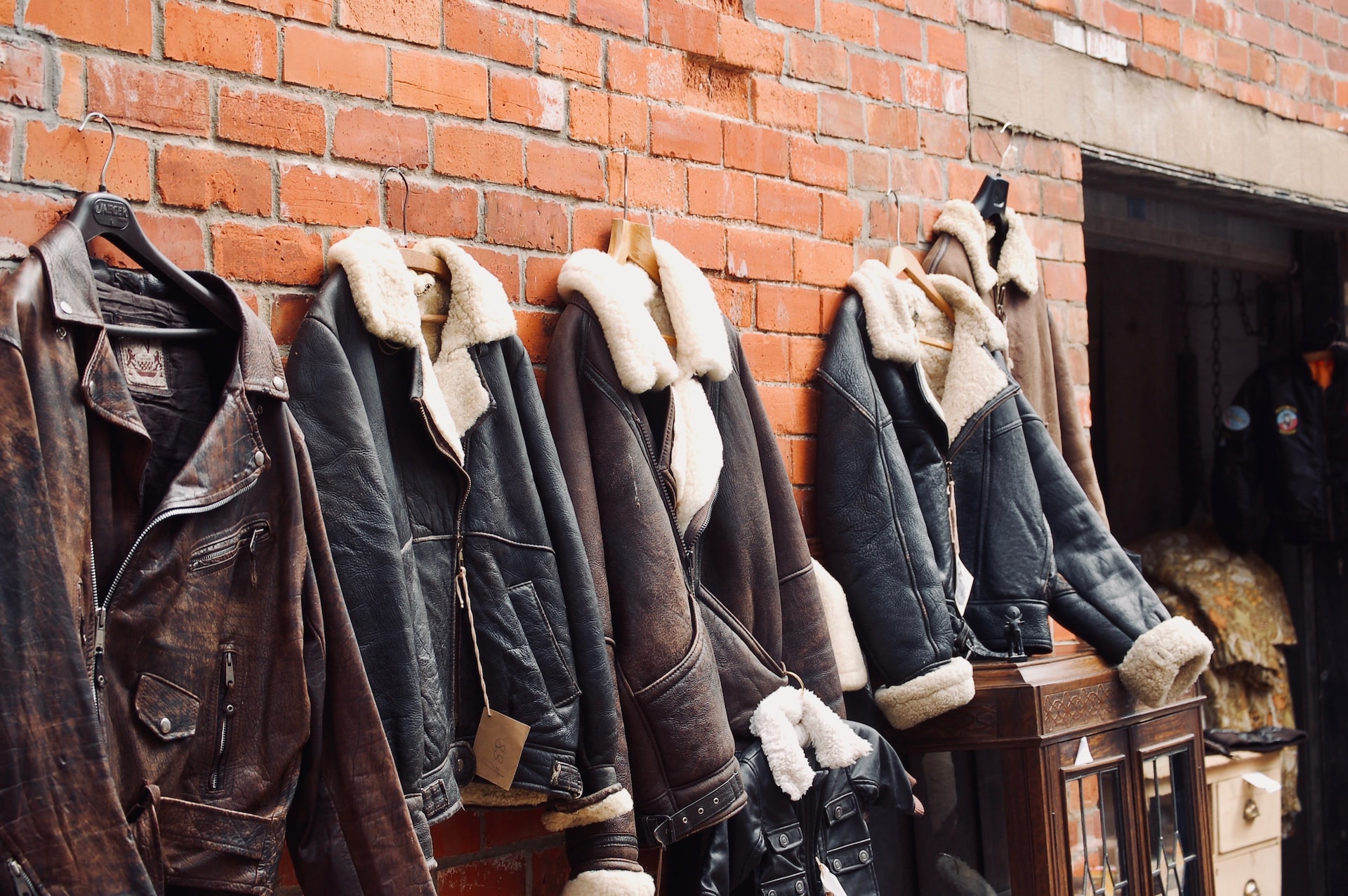 Кожаные куртки на стене