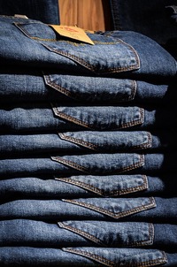 Сложенные джинсы