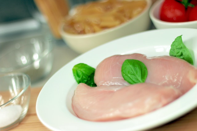 На кухне есть курица с неприятным запахом – можно ли ее приготовить?